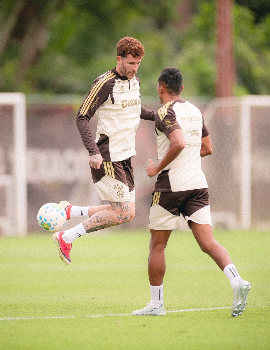 Flamengo's tweet photo. Início de data FIFA trabalhando muito no Ninho do Urubu! 🟥⬛️

#Treino https://t.co/c6M7De2QjA
