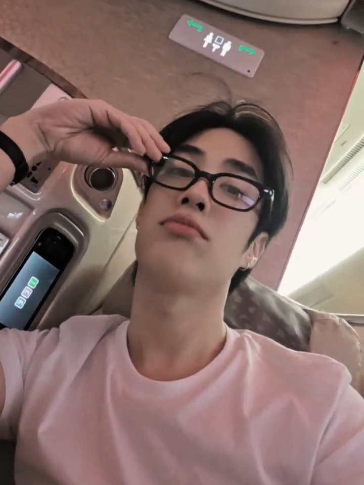loillts's tweet photo. พวกแว่นๆชอบมีแฟนสวย https://t.co/Ur0r1Npryk