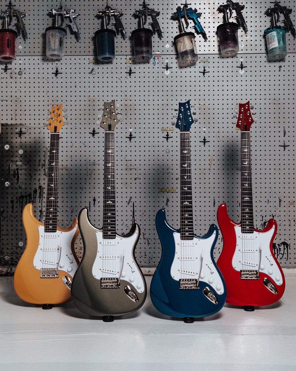 PRSGuitarsJapan's tweet photo. ⚠️PRS新製品情報⚠️

PRS SILVER SKYとLAND ROVER DEFENDERのコラボレーションモデル
【SILVER SKY DEFENDER Limited Edition】が発売となります✨

4色のカラーバリエーション × 各500本、合計2,000本の世界限定生産となりますので、お見逃しなく！
※日本国内では12月下旬より出荷開始予定。

詳細はPRS Japanの公式ウェブサイトからチェック👍

#PRS #PRSJapan #SilverSky
#JohnMayer #LANDROVER