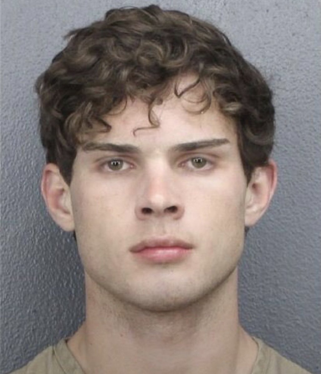 BitchMindUrBizz's tweet photo. @Lil2_cute4u Just intoxicated a 16 yr old girl in Massachusetts and had s3x with her https://t.co/sXgBTrHwq9