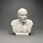 NUH_Kemal_'s tweet photo. Yahudi asıllı bir Rus, uzun uğraşılar sonucu İsrail'e göçme iznini alır.. 
 Çıkışta, Ruslar bagajını denetlerken, Elbiselerin arasında  Lenin'in büstünü bulurlar...
 - Bu nedir? 
Yahudi: 
"Bu nedir?" sorusu yanlıştır yoldaş! 
 "Bu kimdir?" demeniz gerekirdi! + https://t.co/4DXilKICgN
