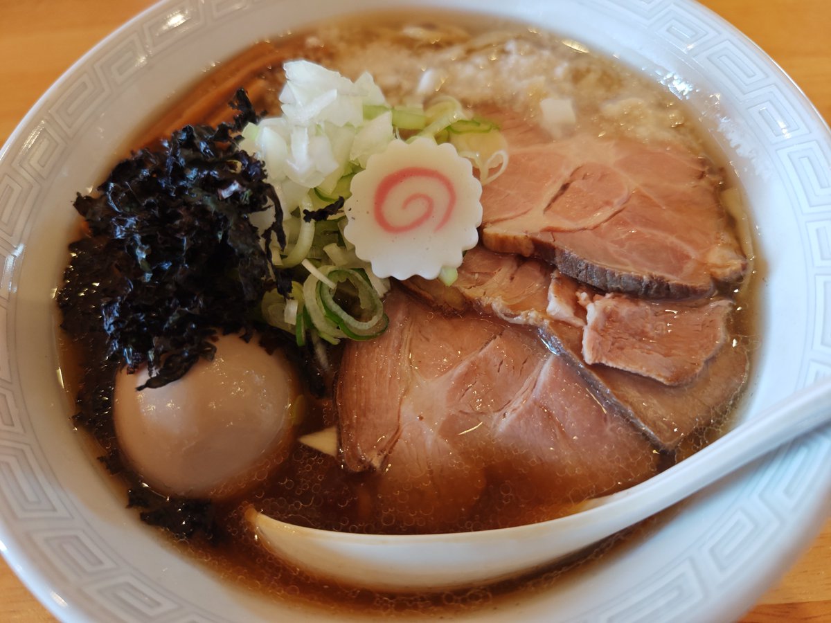 LZI11ewsHFgduVd's tweet photo. #山形県鶴岡市藤島 の
#麺屋杢縁 さんで
#背脂煮干中華そば
噛むと小麦の旨みが広がる
硬めのもちガシの自家製縮れ麺と
煮干の旨みが凝縮された
バランスが良いスープは
#超絶あやミー💕です🍅
来週のイベントも楽しみ😆
ご馳走様でした https://t.co/FNy3ufQfim