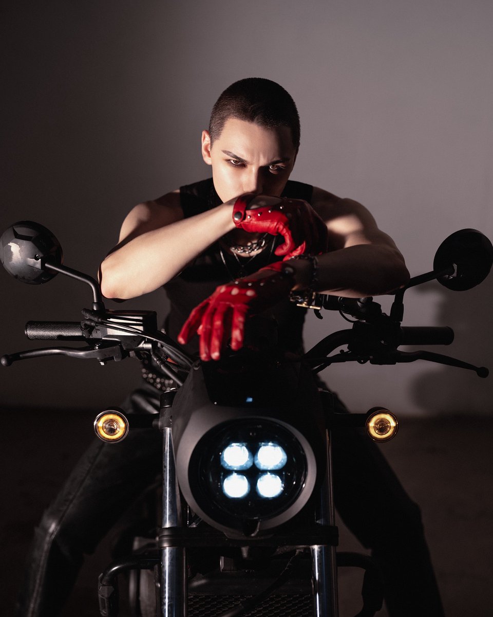 _chwenotchew218's tweet photo. V8 : HYPER(K-)POP #버논 #VERNON
🔗 https://t.co/CPiuur3dCY

이번 Nylon 화보, Markus Klinko 라는 세계적인 사진작가 분이랑 작업한 거래 📸 
너무 새로운 모습이라서 그런지 이거 내가 아는 버논 아니구 아예 다른 유니버스 속의 또다른 버논 같다,,, https://t.co/7C9gUXLYWu