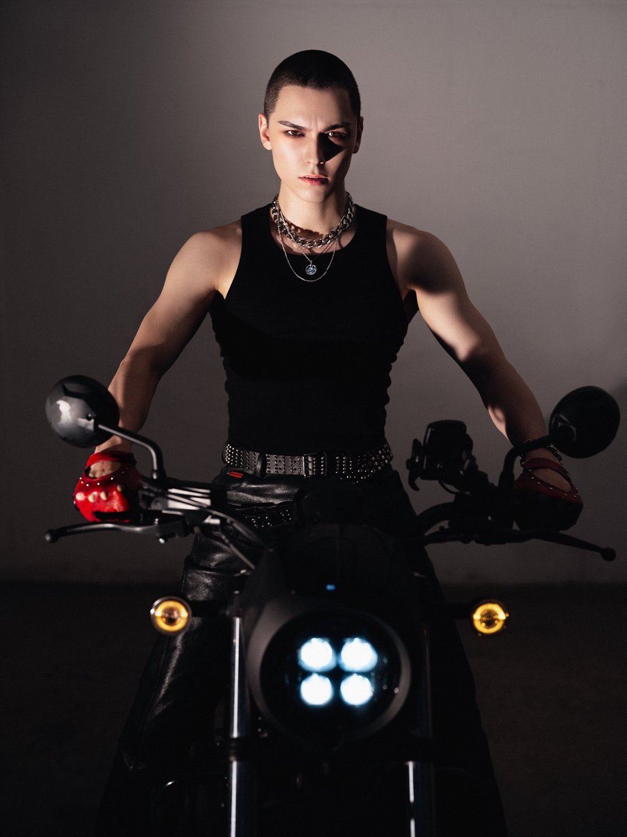 _chwenotchew218's tweet photo. V8 : HYPER(K-)POP #버논 #VERNON
🔗 https://t.co/CPiuur3dCY

이번 Nylon 화보, Markus Klinko 라는 세계적인 사진작가 분이랑 작업한 거래 📸 
너무 새로운 모습이라서 그런지 이거 내가 아는 버논 아니구 아예 다른 유니버스 속의 또다른 버논 같다,,, https://t.co/7C9gUXLYWu