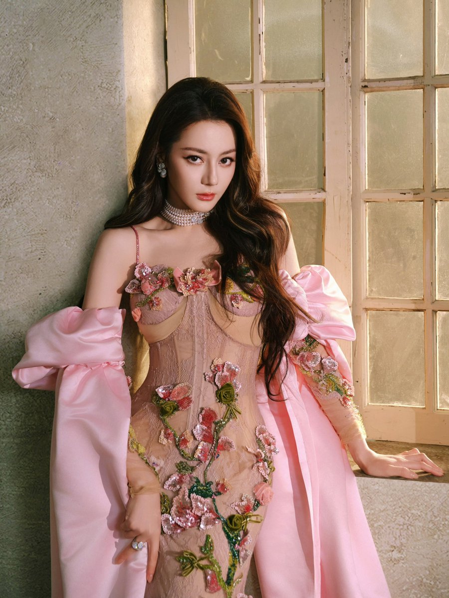 Jeon_Shafatae_7's tweet photo. #Dilraba stunned at her Spicy Carnival fan meet in #Beijing on September 22, 2026, wearing a custom-made creation from Maquinn Couture paired with Mikimoto High Jewelry

#cdrama https://t.co/2FV3um5eEk