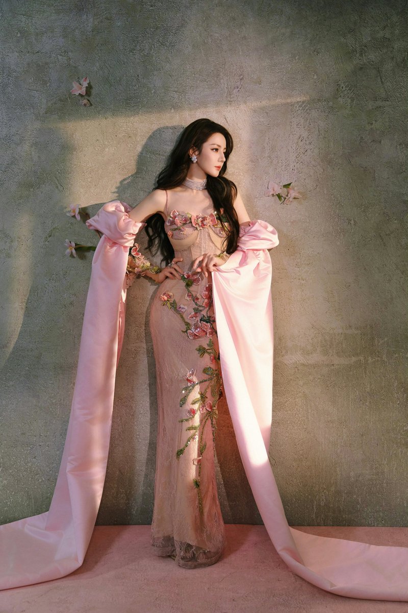 Jeon_Shafatae_7's tweet photo. #Dilraba stunned at her Spicy Carnival fan meet in #Beijing on September 22, 2026, wearing a custom-made creation from Maquinn Couture paired with Mikimoto High Jewelry

#cdrama https://t.co/2FV3um5eEk