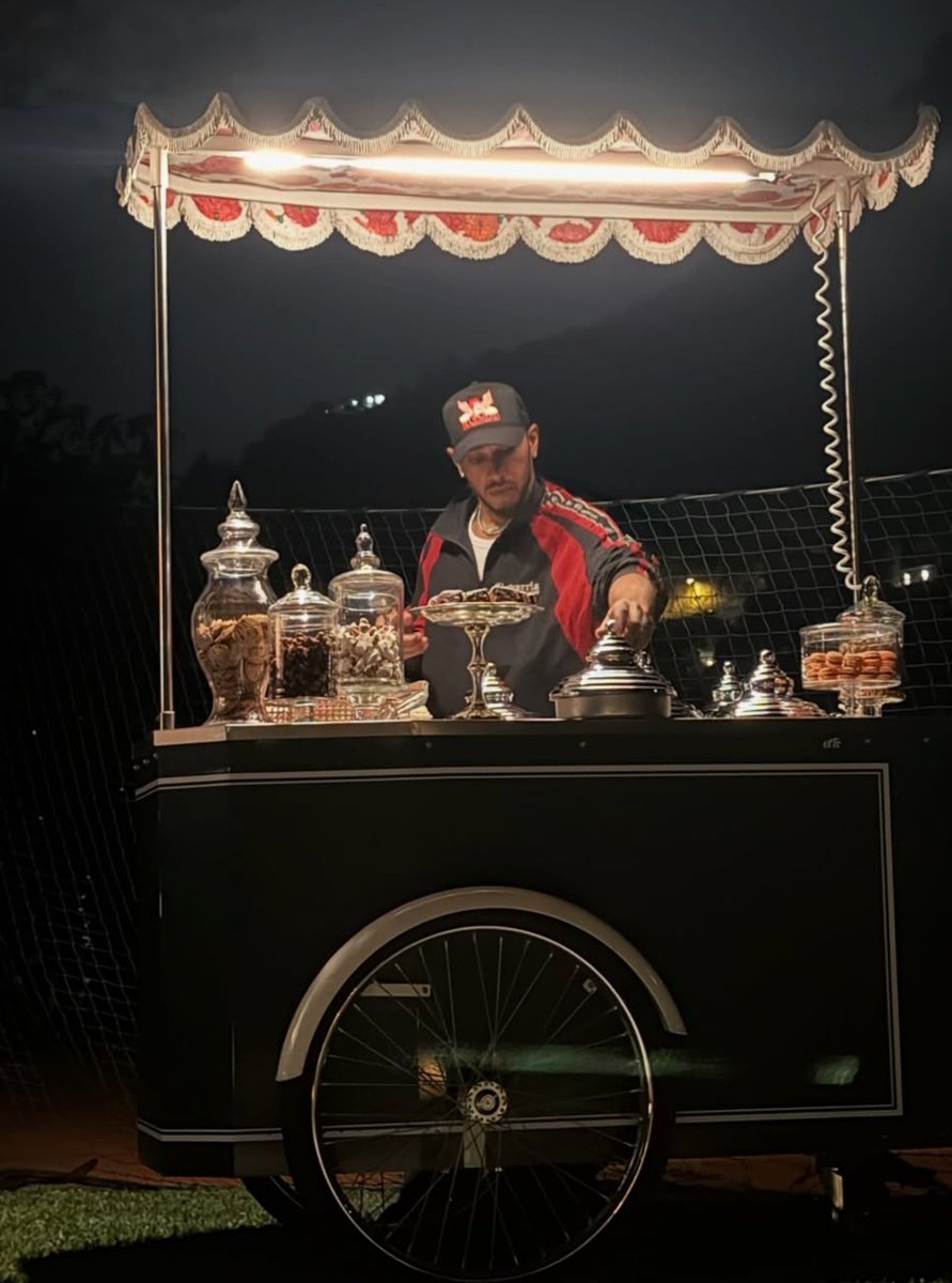 4lhiensuperst4r's tweet photo. quando seu namorado ocupado te ama e prepara dates de cinema ao ar livre e passeios de barco pelo sena cheio de champanhe e docinhos veganos

é Kim Kardashian tu ganhou mulher https://t.co/k30ujmYr6H