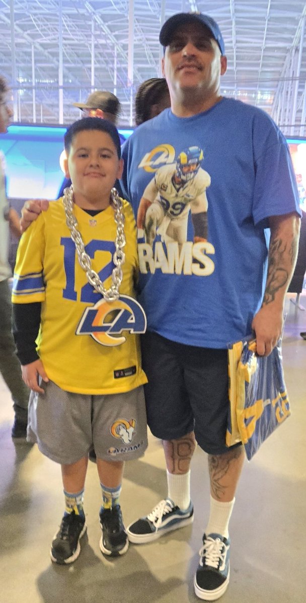 Cee2500Duran's tweet photo. MONDA NIGHT FOOTBALL @RamsNFL  💛💙 https://t.co/H8oS5Utb9L