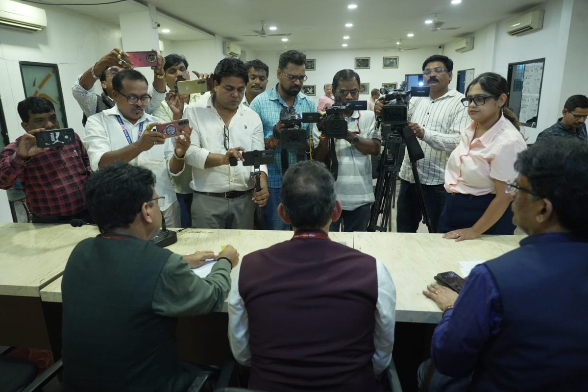 CCRAS_MoAyush's tweet photo. Ahead of the #AyurvedaDay2026 celebration on 23 Sept, a press meet was held at Patrakar Club, #Nagpur.

Prof. Sanjeev Sharma, VC, @NIAJaipur, and Vd. Rabinarayan Acharya, DG, #CCRAS, interacted with the media and shared insights on the theme, vision and key highlights.

@PMOIndia https://t.co/3dzbfPaUVG