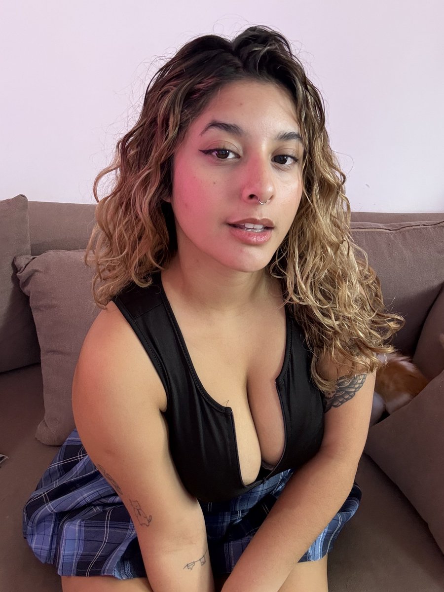 realroseeeez's tweet photo. lock your door before checking the comments lol https://t.co/dZ2YggJZ0L