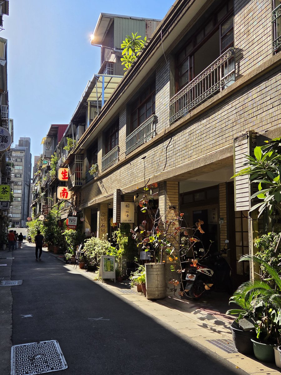 ZERO0718roger's tweet photo. やっぱりこういうちょっと古い感じの雰囲気が一番いいですね✨️

でも……観光地だからなのかな、日本人がめちゃくちゃ多くて、店員さんまで日本人だったりして、急に日本旅行に戻ったような錯覚になりました🤣 https://t.co/7mWKYyAggB