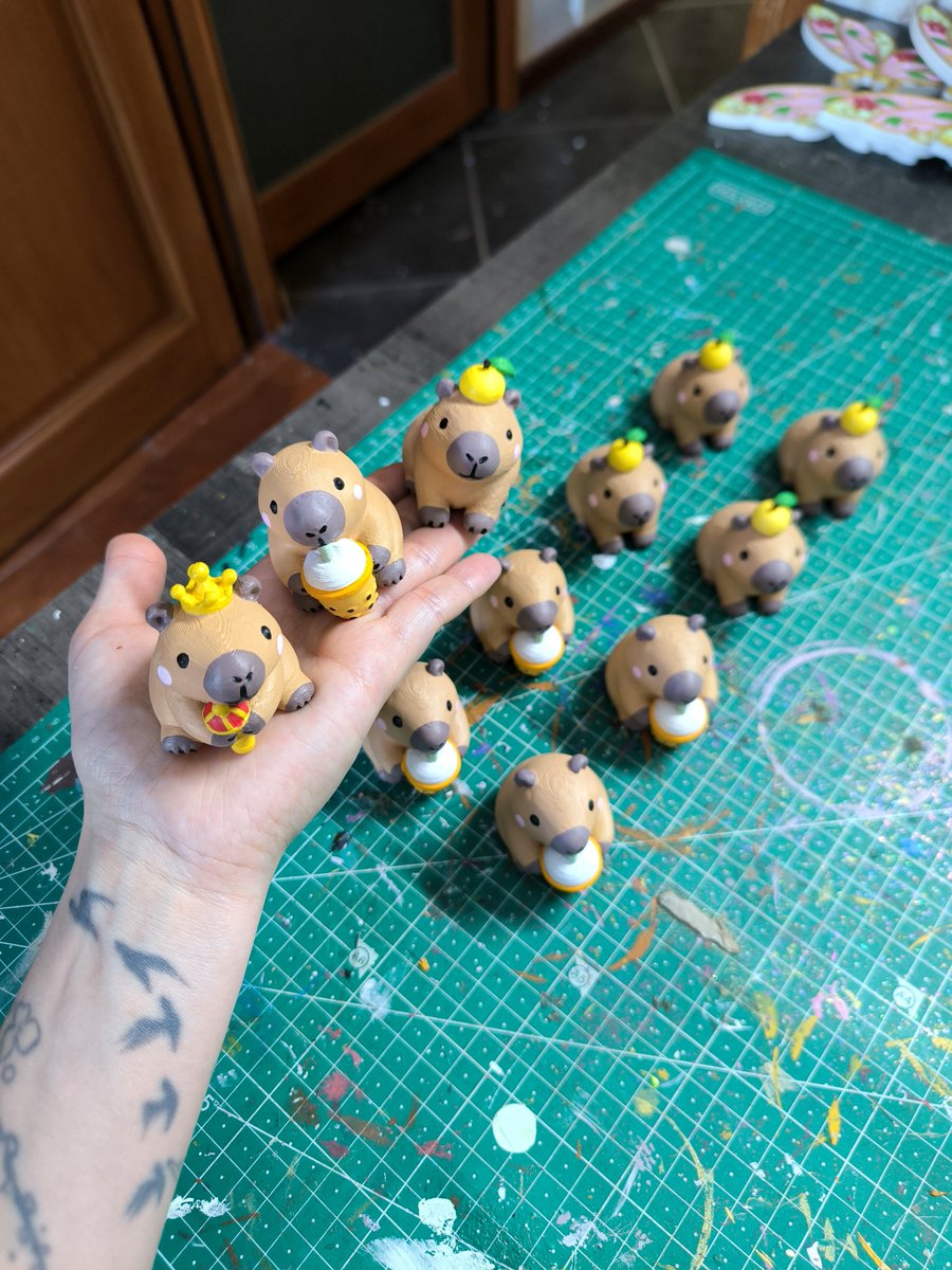 ArtLymia's tweet photo. Je prépare une mini collection de Capybara 🌱
Regardez moi ces petites bouilles 🥺 https://t.co/Mkkr5tWWX0