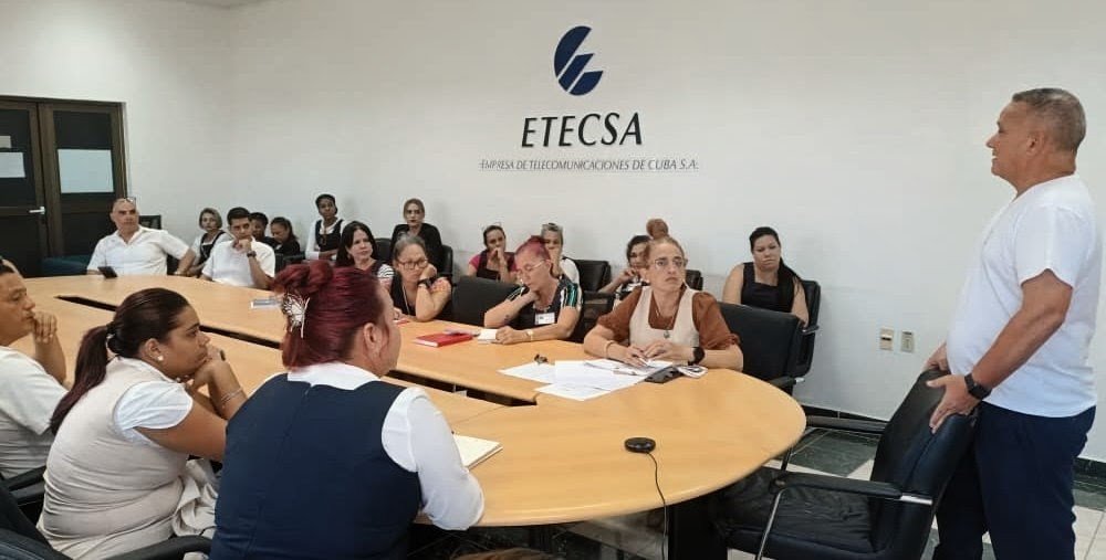 GladysDailyn's tweet photo. 💻💙 @ETECSA_Cuba #Camagüey desarrolló mediante videoconferencia, un taller comercial y activo de productividad dirigido a jefes de centros y ejecutivas con el objetivo de socializar buenas prácticas. https://t.co/UUlx6F08oz