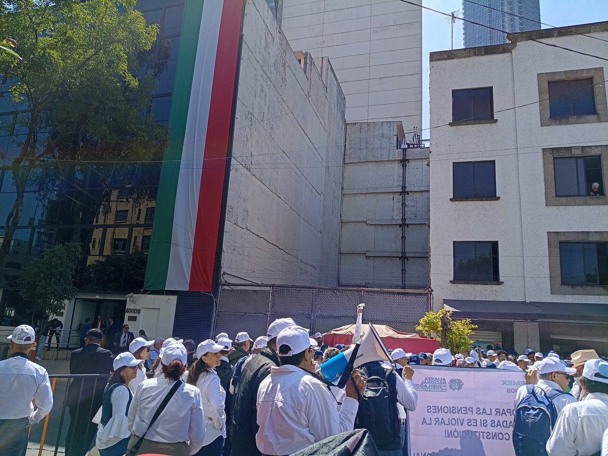 JLAC5's tweet photo. Seguiremos en la Lucha, No a la Retroactividad, Si a la Certeza Jurídica. En el Senado la Alianza Nacional de Jubilados mostrando presencia. @CarlosMarin_soy  @kenialopezr @FDoringCasar @SergioSarmiento @LuisCardenasMx @SGarciaSoto @Excelsior @El_Universal_Mx @JLozanoA https://t.co/6tFtzgWJY8