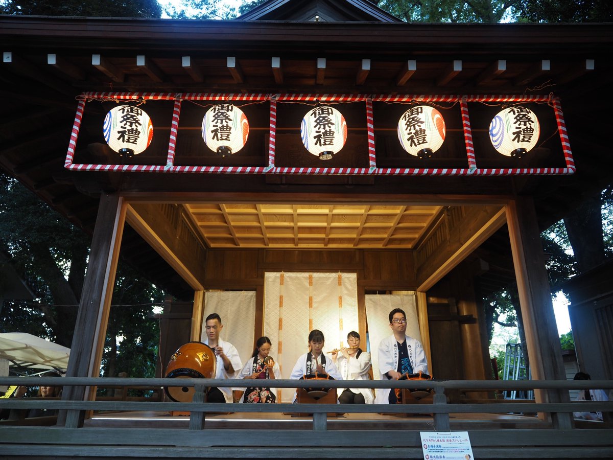 hiroaki16f's tweet photo. 今日は代々木八幡宮の例大祭に行ってきました！
宮入りを見てきたのだけど、大きい御神輿が急な階段を上がっていくところは凄かった！（動画）
後ろをついて行ったのだけど、境内の道が狭い！
御神輿が本殿に行くまでに屋台の屋根を退かさなければいけないぐらい狭かった笑
＃代々木八幡宮
#例大祭 https://t.co/tWNY5ZFaOJ