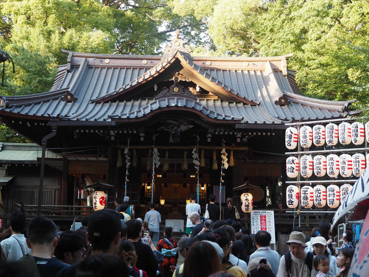 hiroaki16f's tweet photo. 今日は代々木八幡宮の例大祭に行ってきました！
宮入りを見てきたのだけど、大きい御神輿が急な階段を上がっていくところは凄かった！（動画）
後ろをついて行ったのだけど、境内の道が狭い！
御神輿が本殿に行くまでに屋台の屋根を退かさなければいけないぐらい狭かった笑
＃代々木八幡宮
#例大祭 https://t.co/tWNY5ZFaOJ