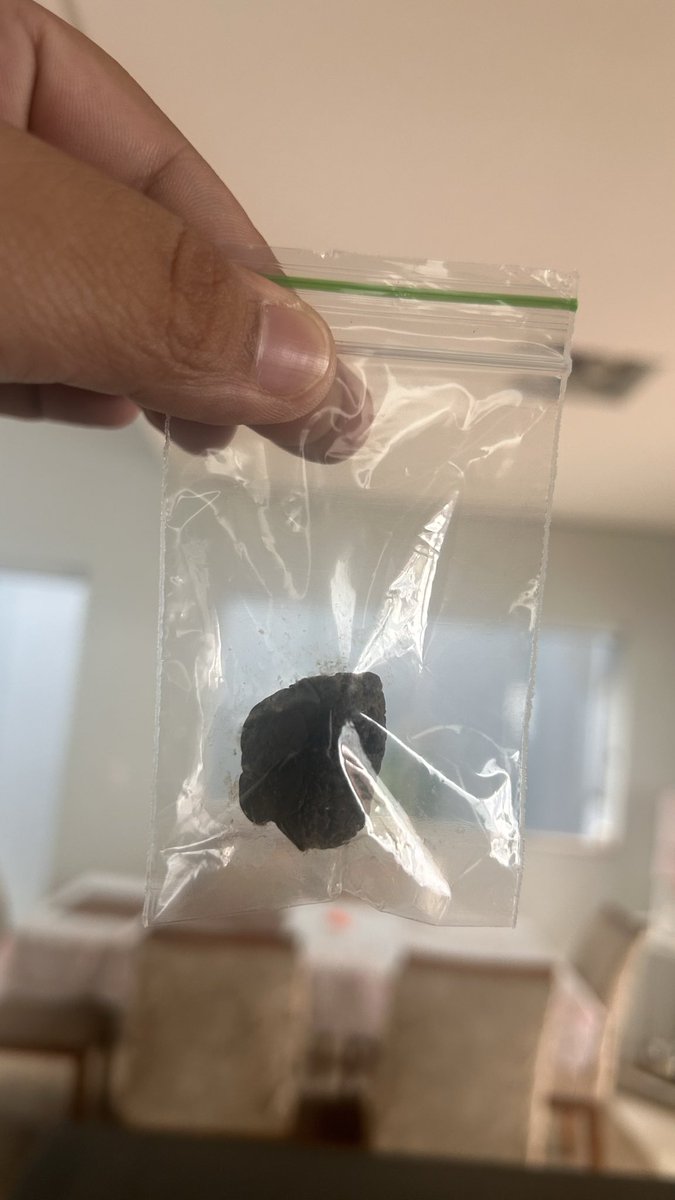 0BabySkrrt's tweet photo. conquistei minhas primeiras 5g de gelo
sem “pais ricos”. 
sem herança. 
eu não tive sorte.
eu estabeleci uma meta e a alcancei.
disciplina, consistência e prioridades. https://t.co/XHCM2sE73k