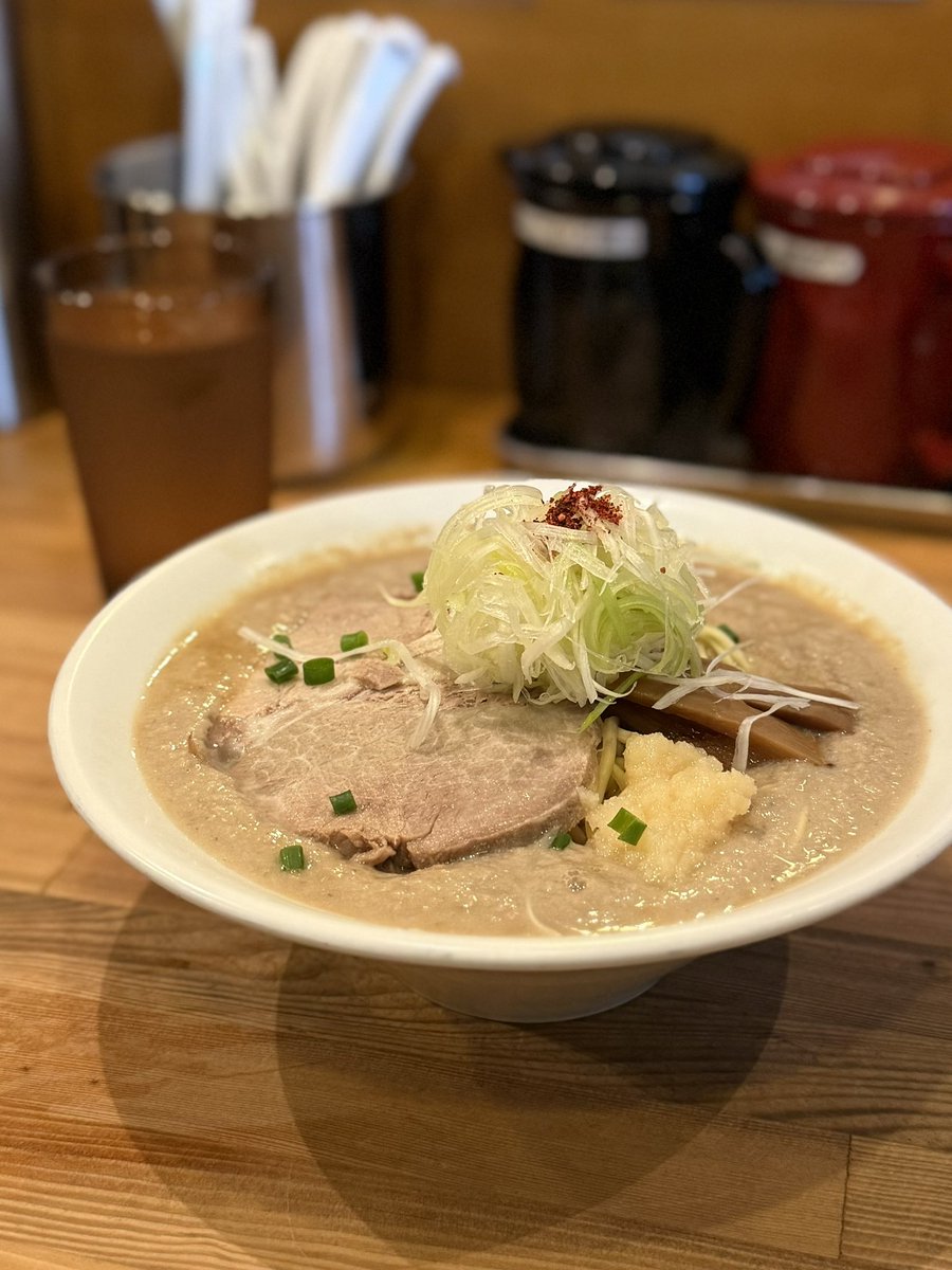 za0ez's tweet photo. 京都メシ③
⭐︎麺屋極鶏 一乗寺本店
⭐︎鶏だく(並)
とうひ��からの連食…笑笑
同じ鶏でも淡麗系とは相反するドロドロスープの濃厚系
鶏の旨味いっぱいだが、見た目の濃厚さよりも食べると意外とあっさりした感も…
お初のドロ系は個人的にはラーメンというよりまぜそば的な感じで美味しく楽しめた！ https://t.co/hJIlDD8fTz