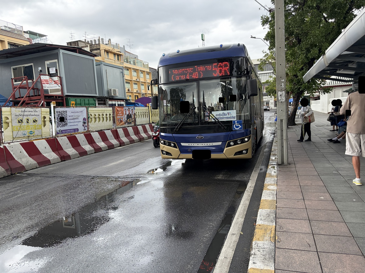 ottorapas's tweet photo. バスの乗り歩き　５６Ｒ（右回り）番

VIABUS アプリでは MRT Fai Chai 駅
近くの Wat Ruak Suttharam が起点

Krungthon 橋 → Bang Lamphu →
→ MRT Itsaraphap 駅 などを経由して
Wat Ruak Suttharam に戻る循環ルート

今回は途中の Bang Lamphu から乗車

#バ��コク
#路線バス https://t.co/gPCUbLdkNw