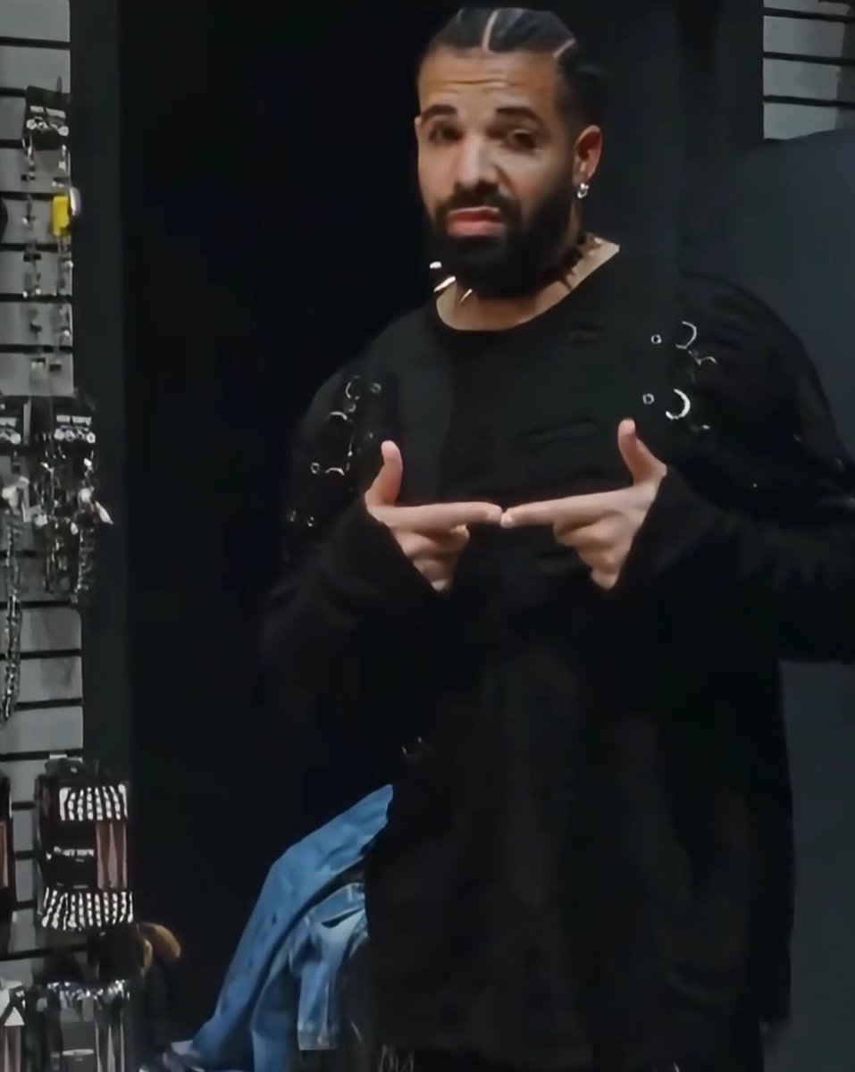 TheRecordsHQ's tweet photo. Drake got diamond fangs to complete the goth look 😭🧛‍♂️💎 Rocking a black outfit, a chunky skull necklace and sparkling fang-shaped grills, he fully committed to the vampire aesthetic. The smile really pulls the whole look together 😂 Are you feeling this look? 👀 https://t.co/4mQBra0TJZ