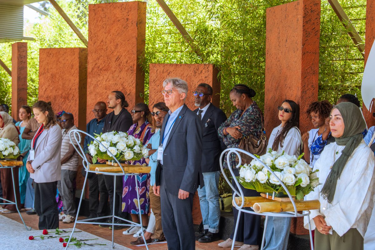 rbarwanda's tweet photo. Kuri uyu wa Kabiri, abakora mu rwego rwo kubungabunga Ingoro Ndangamurage muri Afurika n’u Burayi bari mu Rwanda, basuye Urwibutso rwa Jenoside rwa Kigali ruri ku Gisozi, bunamira inzirakarengane zihashyinguye.

Kuri uru Rwibutso kandi basobanuriwe amateka ya Jenoside yakorewe Abatutsi, ingaruka zayo ndetse n’urugendo rw’u Rwanda rwo kongera kwiyubaka. #RBAAmakuru
