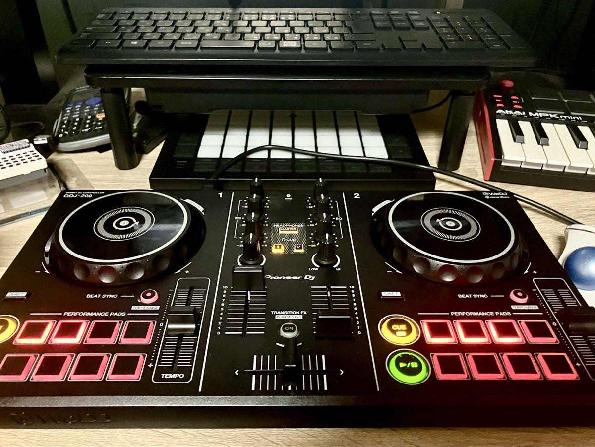 orchehit_255's tweet photo. 久しぶりにDDJ-200触ったけど、流石に新しいほうのDDJ-FLX2が欲しいな……
なんでこれには付いてないのかな！？って機能が多い https://t.co/VePoers3I5