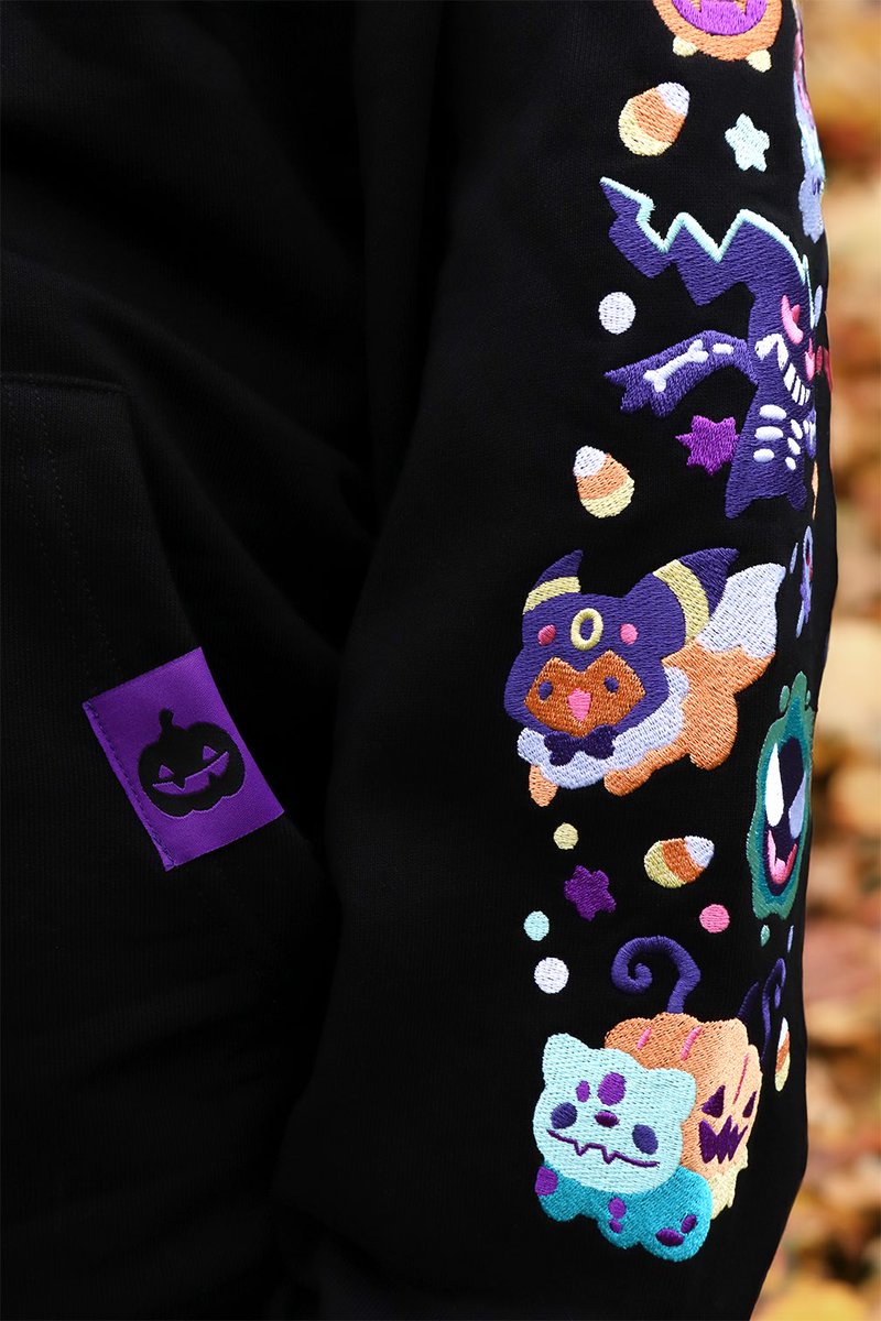 kamiaristudio's tweet photo. SPOOKYBITS Blacklight Variant 💜👻🖤
For the Halloween lovers who like a little color after dark ✨ This seasonal exclusive hoodie drops on Oct 17th 11AM EST! https://t.co/ZsaKWcNQTO