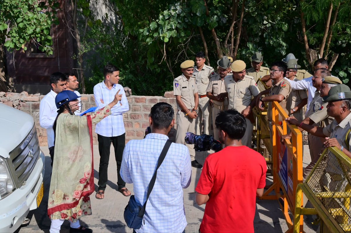 AzamkhanMp022's tweet photo. हेलमेट सिर्फ सुरक्षा का साधन नहीं था, यह उस जज़्बे की तस्वीर थी जिसके साथ दिव्या मदेरणा कांग्रेस पार्षदों के साथ मैदान में खड़ी रहीं।

पहले नामांकन के दौरान भी पीछे नहीं हटी थीं।

राहुल गांधी जी को ऐसे जांबाज़ नेताओं की आवाज़ और मजबूत करनी चाहिए। https://t.co/lIetyvdyWH