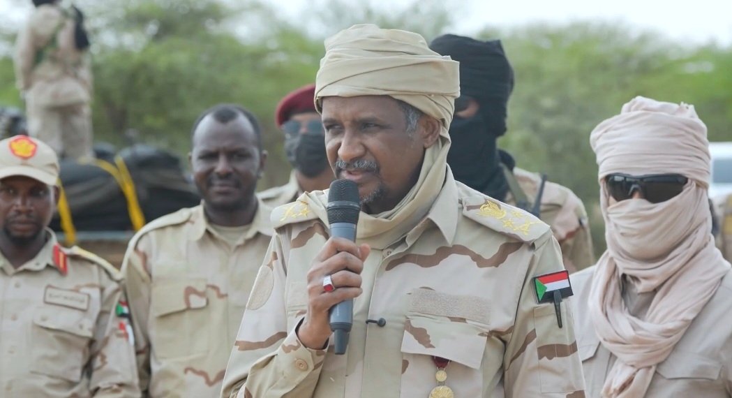 SudanTribune_AR's tweet photo. "حميدتي" يقول خلال مخاطبته حشدا من قواته في منطقة خلوية: الكلام كلام البندقية بعد الآن https://t.co/bG8qJ80amb