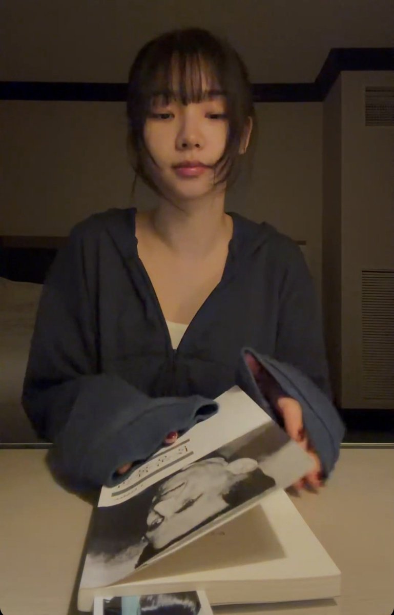 sunshine_080507's tweet photo. Karina was reading Animal Farm by George Orwell https://t.co/Izd9VMYwub