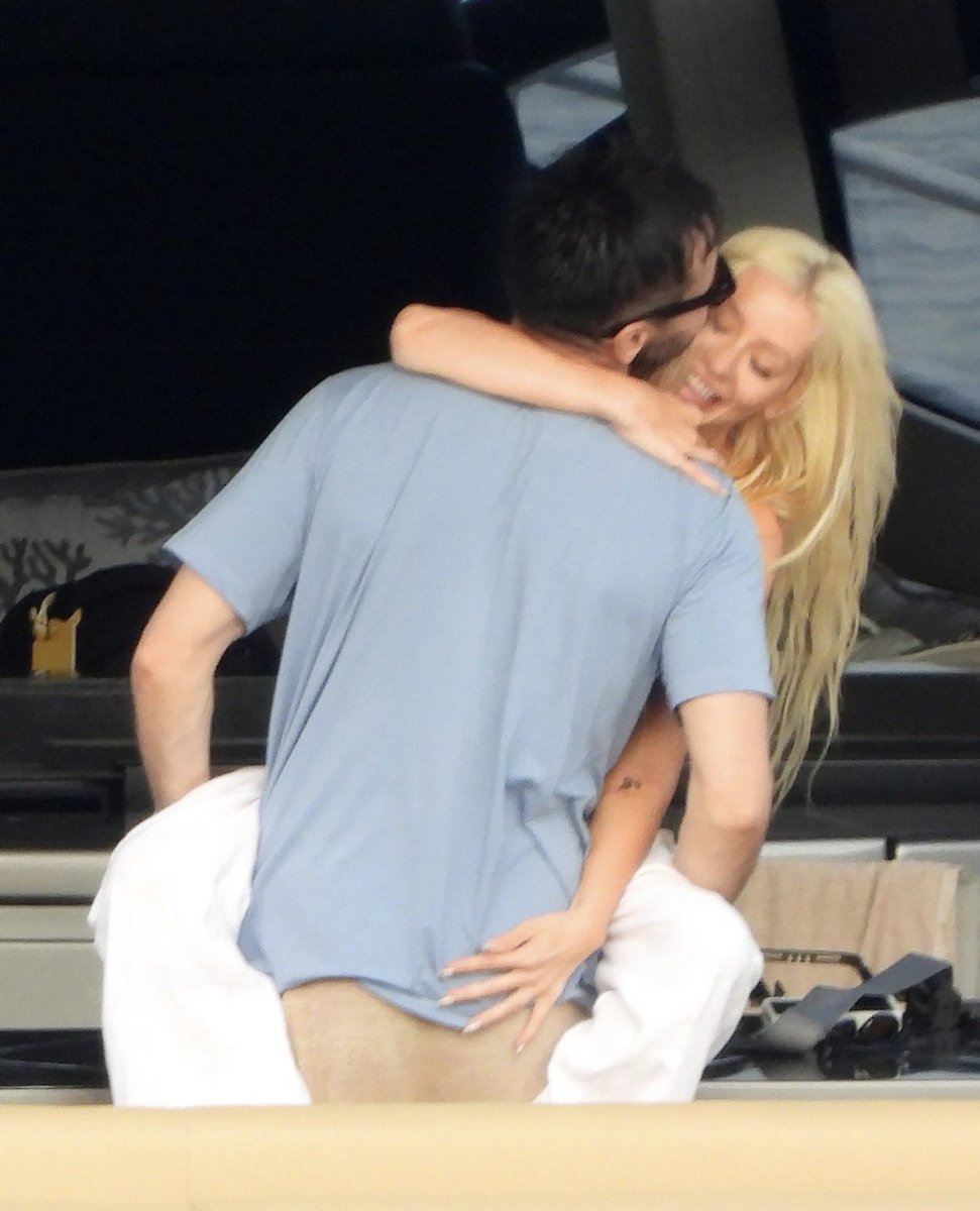 XtinaLoverr's tweet photo. 🚨 New candids of Christina Aguilera living her best life with fiancé, Matthew Rutler, on a yacht in Portofino. https://t.co/QJHLdbIzib