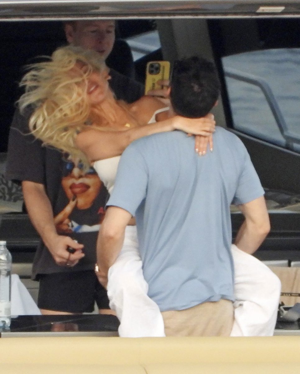 XtinaLoverr's tweet photo. 🚨 New candids of Christina Aguilera living her best life with fiancé, Matthew Rutler, on a yacht in Portofino. https://t.co/QJHLdbIzib