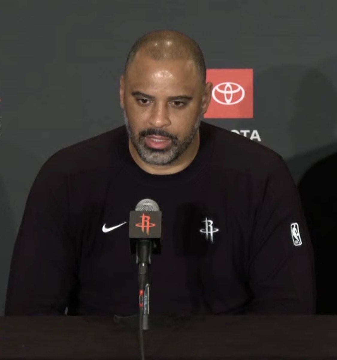 50NuancesDeNBA's tweet photo. Ime Udoka sur les attentes autour des Rockets, qui sortent de deux saisons avec des sorties au premier tour des Playoffs : 

« Nous ne sommes pas là pour sortir au premier tour. On veut vraiment faire du bruit dans cette conférence. �� 🗣️

Cette saison ça passe enfin un cap ? 🤔

🎙️ - @mikecwright