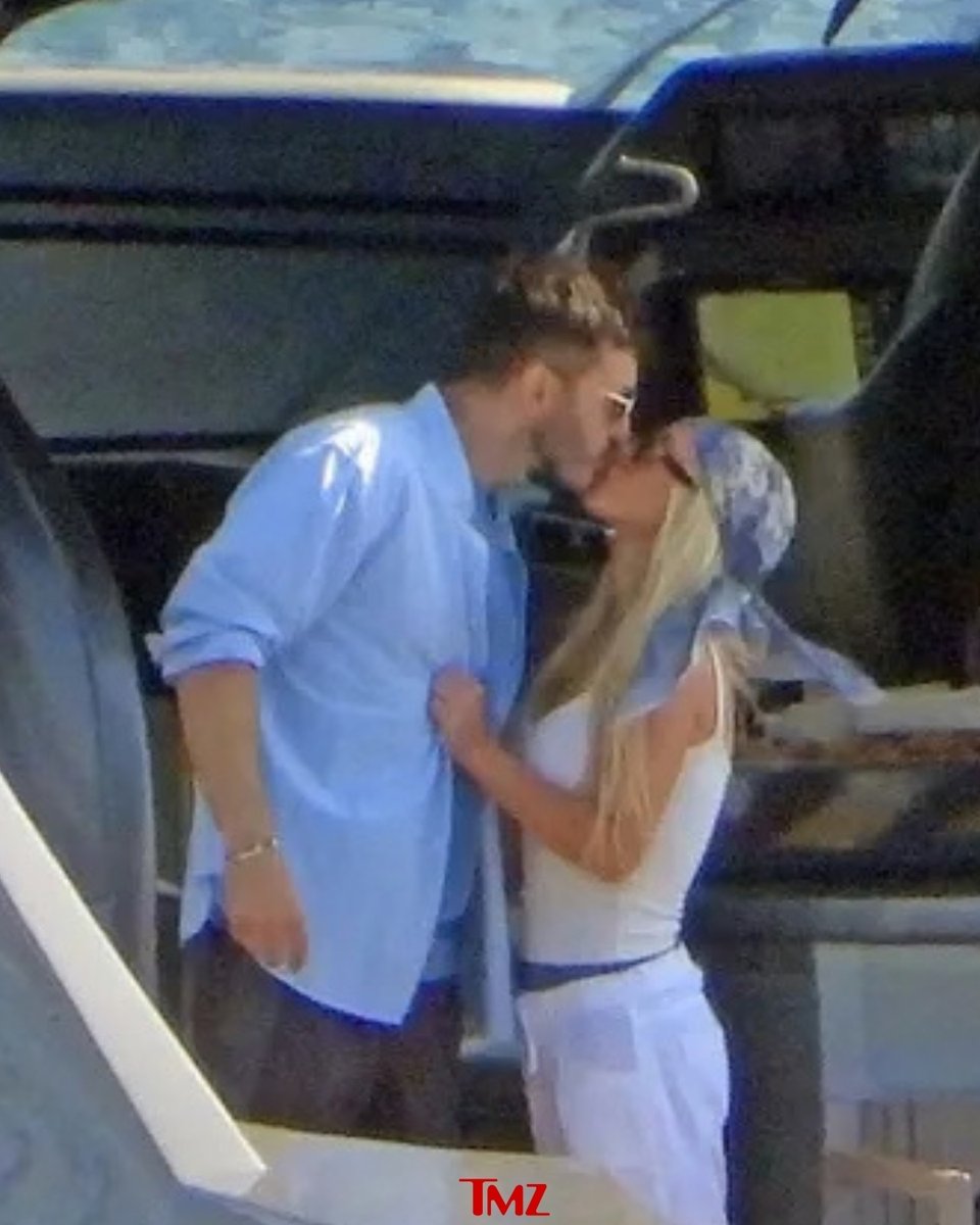 TMZ's tweet photo. Christina Aguilera wraps herself around Matthew Rutler, packs on PDA in Portofino!

📸: Backgrid https://t.co/wOb3MQgPc9