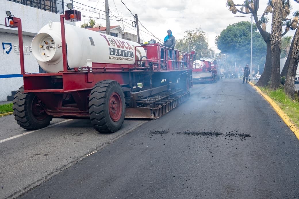rimoba's tweet photo. 🐉🚧 ¡El #DiabloDragón sigue avanzando en Matlatzincas!

Ya atendimos 5 mil metros lineales y vamos por 5 mil más para completar este importante circuito vial, conectando Matlatzincas con Heroico Colegio Militar y Santos Degollado. https://t.co/TTzrKNbhMj