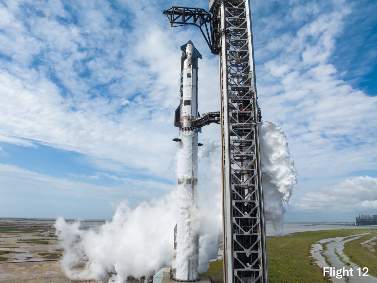 UranusX420's tweet photo. 📸My opinion: we will see the full stack V3 again in a couple of hours. Ship 41 will be moved to Pad 2 and installed on top of B21. Then, according to the TFR, a WDR test will be carried out. I don’t see the need to return them to the hangars, as they are fully ready for flight❗️ https://t.co/hT8ITQ7f1l