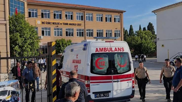 TorresAnye's tweet photo. Tiroteo en una escuela de Turquía deja 11 alumnos heridos. 

Las autoridades confirmaron la detención del sospechoso y  sus familiares. https://t.co/Xd0iiyJhWw