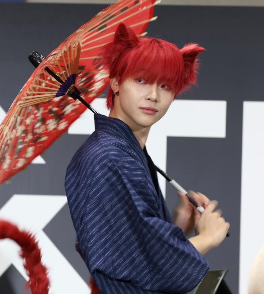 nichonyang's tweet photo. im so obsessed with how they never failed to bring nico cute cat ears that match his hair perfectly 😭😭😭 https://t.co/p1EmCRq7aC