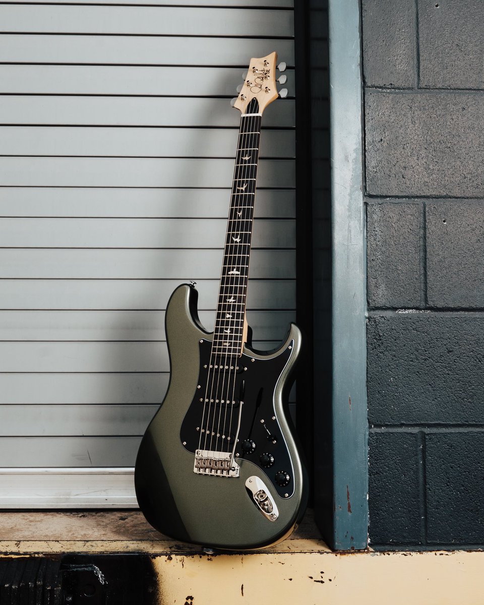 PRSGuitarsJapan's tweet photo. ⚠️PRS新製品情報⚠️

PRS SE SILVER SKYとLAND ROVER DEFENDERのコラボレーションモデル
【SE SILVER SKY DEFENDER Limited Edition】が発売となります✨

4色のカラーバリエーションを展開し、2027年6月末までの期間限定生産となりますので、お見逃しなく！
⁡※日本国内では来年2027年1月の出荷開始を予定。

詳細はPRS Japanの公式ウェブサイトからチェック👍

#PRS #PRSJapan #SilverSky #JohnMayer #LANDROVER