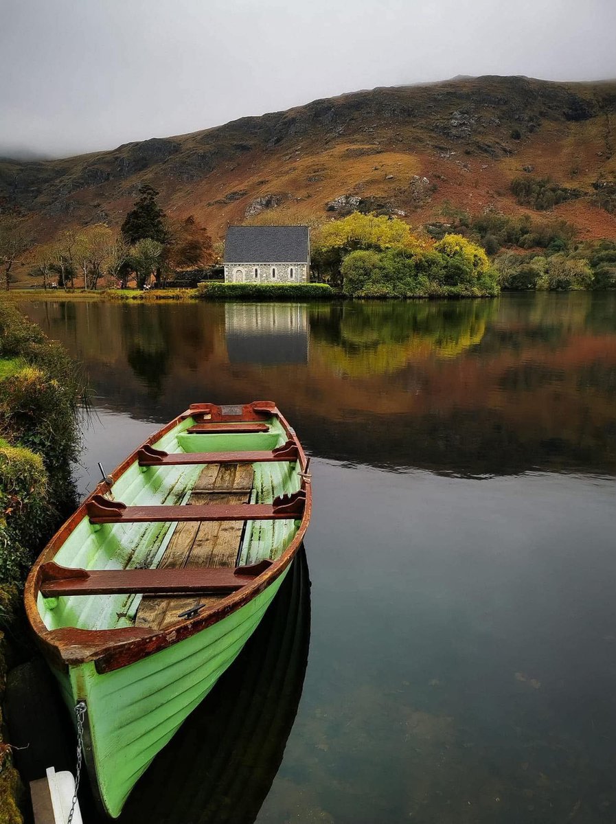 ThisIsIreland3's tweet photo. Autumn colours are taking over Gougane Barra, just stunning 🍁🌳 🚤

📍 West Cork - Ireland 🇮🇪

📸 Liana Modonova

#Cork #Autumn @gouganebarra #Ireland #Westcork #Gouganebarra https://t.co/JcBeLV3Mq6