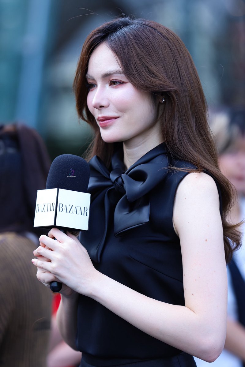 littleprince_21's tweet photo. น้องโดนสัมฯ หลายสื่อมาก จนถ่ายแบ็คดรอปก่อนเริ่มงานไม่ทัน 😄  @itscharlotty 

CHARLOTTE X EFW2026
#EFW26PressConXCharlotte
#ชาล็อตออสติน #CharlotteAustin https://t.co/Wgg5ciELLh