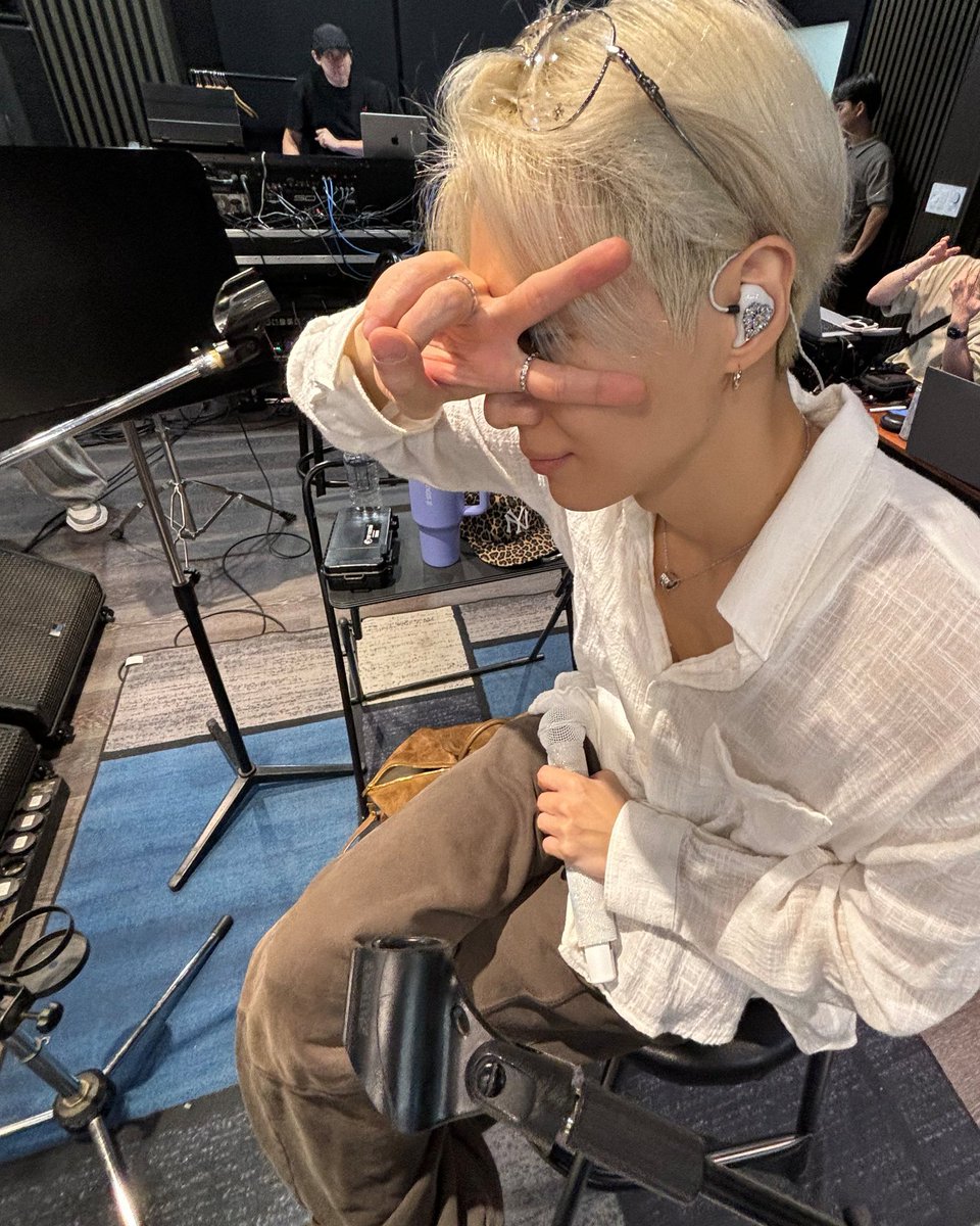 itaecmin's tweet photo. off-camera moments ✌🏻 https://t.co/f9kBtKQYkb
