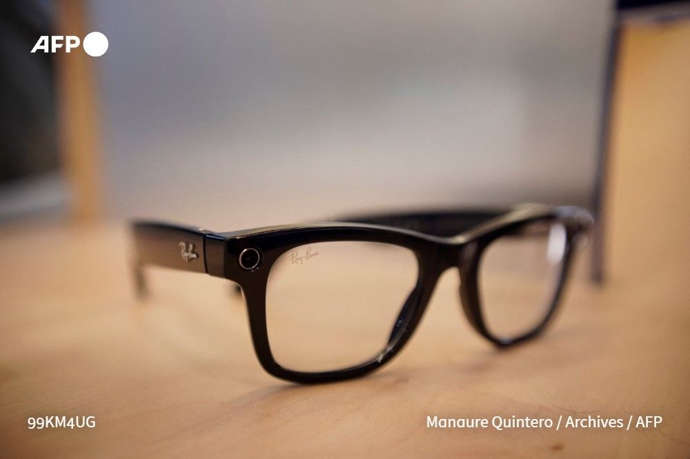 afpfr's tweet photo. ⚖️🌐 Le parquet de Paris a ouvert plusieurs enquêtes après avoir été saisi de plaintes concernant des femmes filmées dans la rue avec des lunettes connectées sans leur consentement ⤵️ https://t.co/FW3iAE6gMp