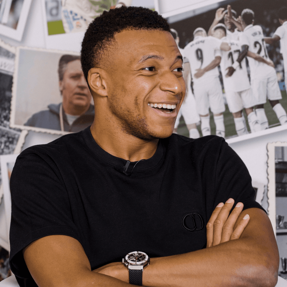 TouchlineX's tweet photo. 🚨 𝗡𝗘𝗪: Kylian Mbappé has been EXTREMELY vocal about the Ballon d’Or over the past two weeks. 

Kylian Mbappé has now mentioned the award in SIX different media appearances since September 7:

🎙️📝 Sept 7: Says this could be a “good year” to win it and points towards his World Cup.

🎙️📝 Sept 11: Ballon d’Or interview with France Football/L’Équipe.

🎙️📝 Sept 17: Tells AS this is his BEST chance yet to win the award.

🎙️📝 Sept 21: Another AS interview, saying he has now “said everything” about the Ballon d’Or.

🎙️📝 Sept 22: Tells RFI winning the Ballon d'Or is an objective, but NOT an obsession.

🎙️📝 Sept 22: Tells RFI that he would dedicate the Ballon d'Or to Africa. 

🎙️📝 Sept 22: Speaks to The Athletic about his life, the World Cup and once again the Ballon d’Or.