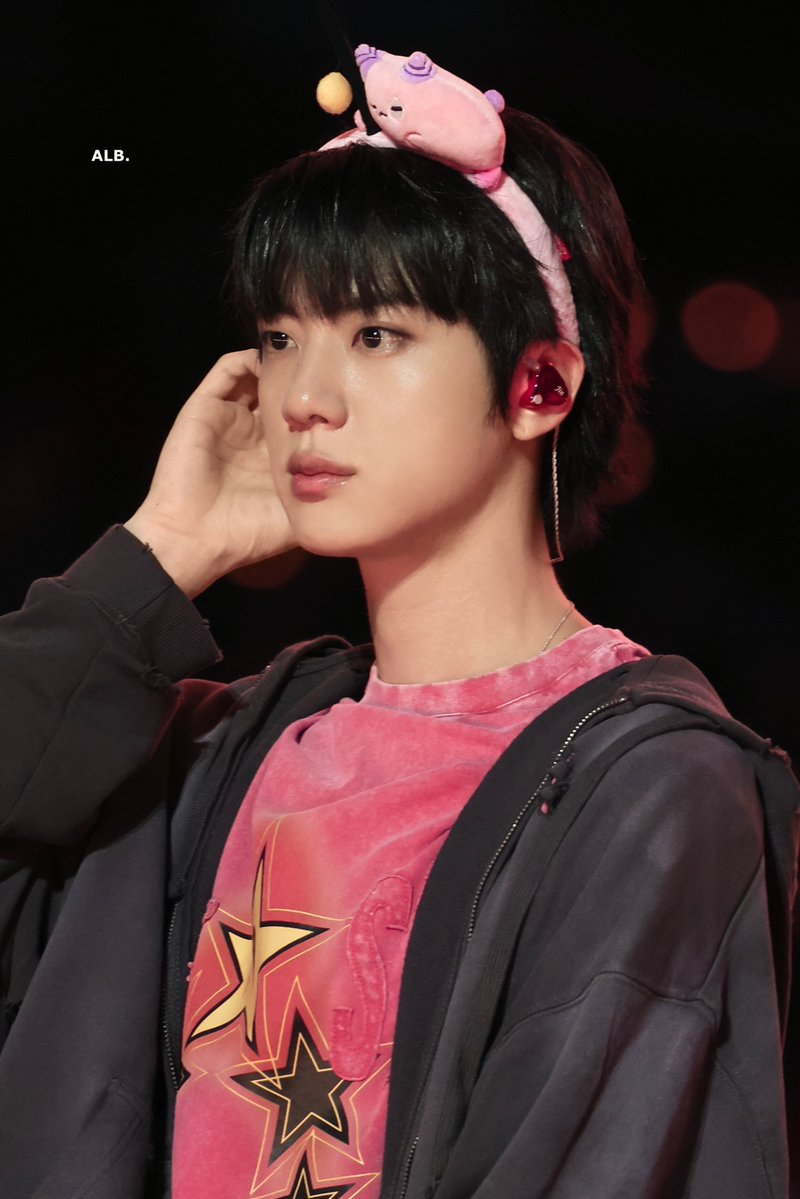 jinspam_'s tweet photo. He is literally a doll there is no other explanation to this https://t.co/yXe2iv1dSG