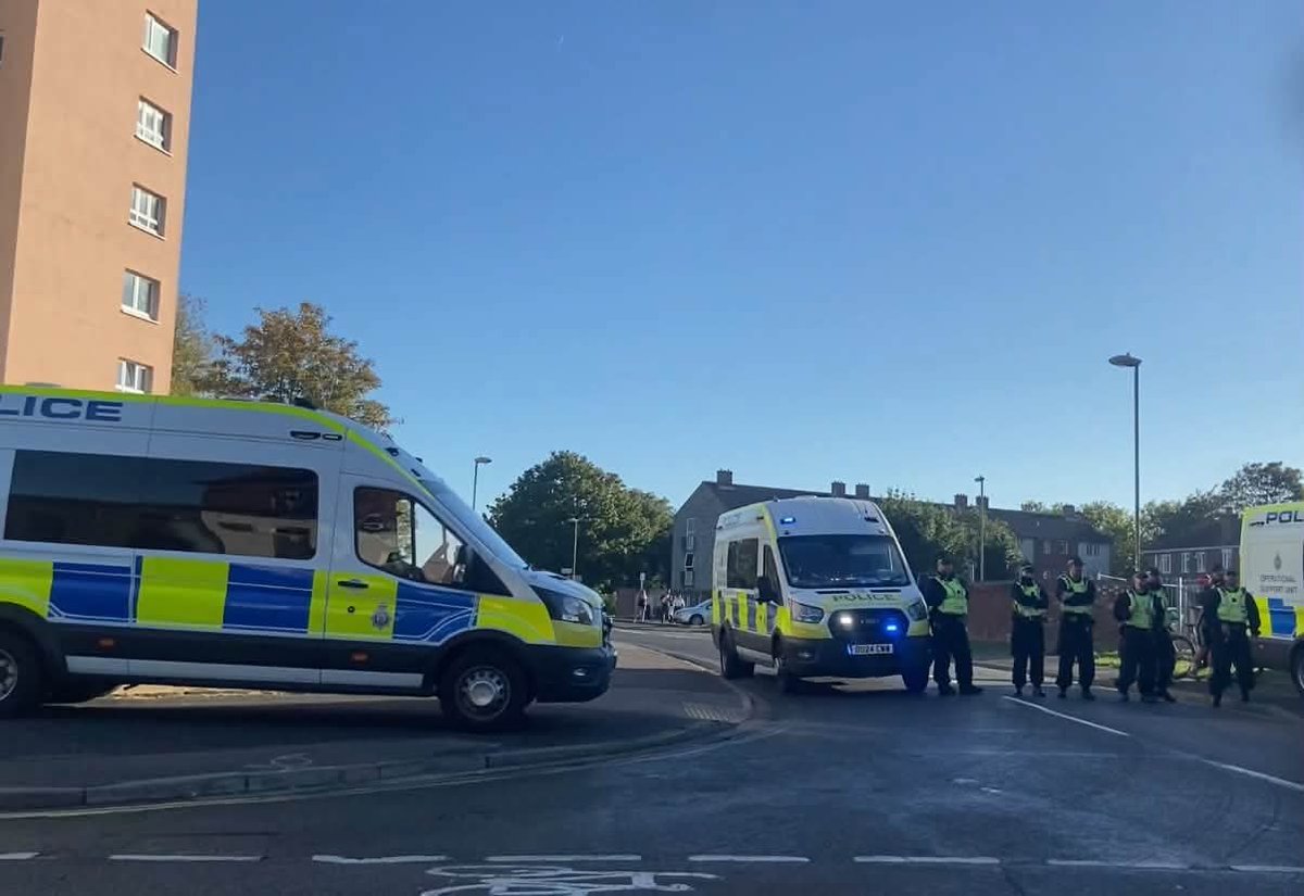 ActivePatriotUK's tweet photo. 🚨 FORT BLOCKHOUSE GOSPORT 

Huge numbers of Police have arrived for the flash protest against the boat full of illegals being dropped off there

More to follow... https://t.co/aI5D9Xh2AK