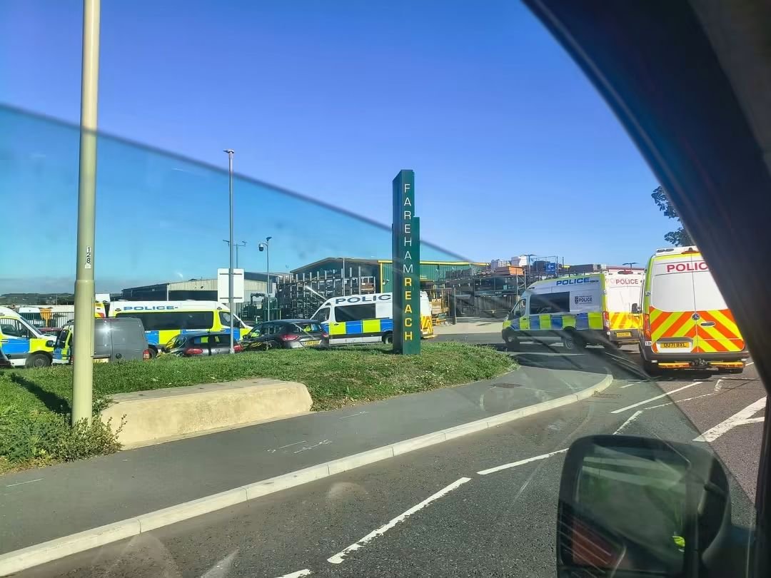 ActivePatriotUK's tweet photo. 🚨 FORT BLOCKHOUSE GOSPORT 

Huge numbers of Police have arrived for the flash protest against the boat full of illegals being dropped off there

More to follow... https://t.co/aI5D9Xh2AK