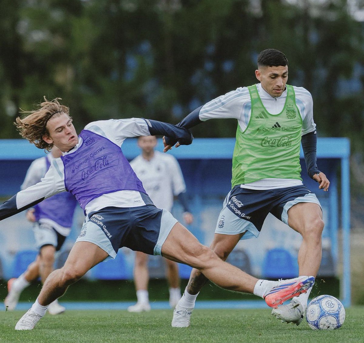Scalonados's tweet photo. Muy buena la foto que subieron de Nico Paz en el entrenamiento de la Selección https://t.co/iGdwlVx2xq