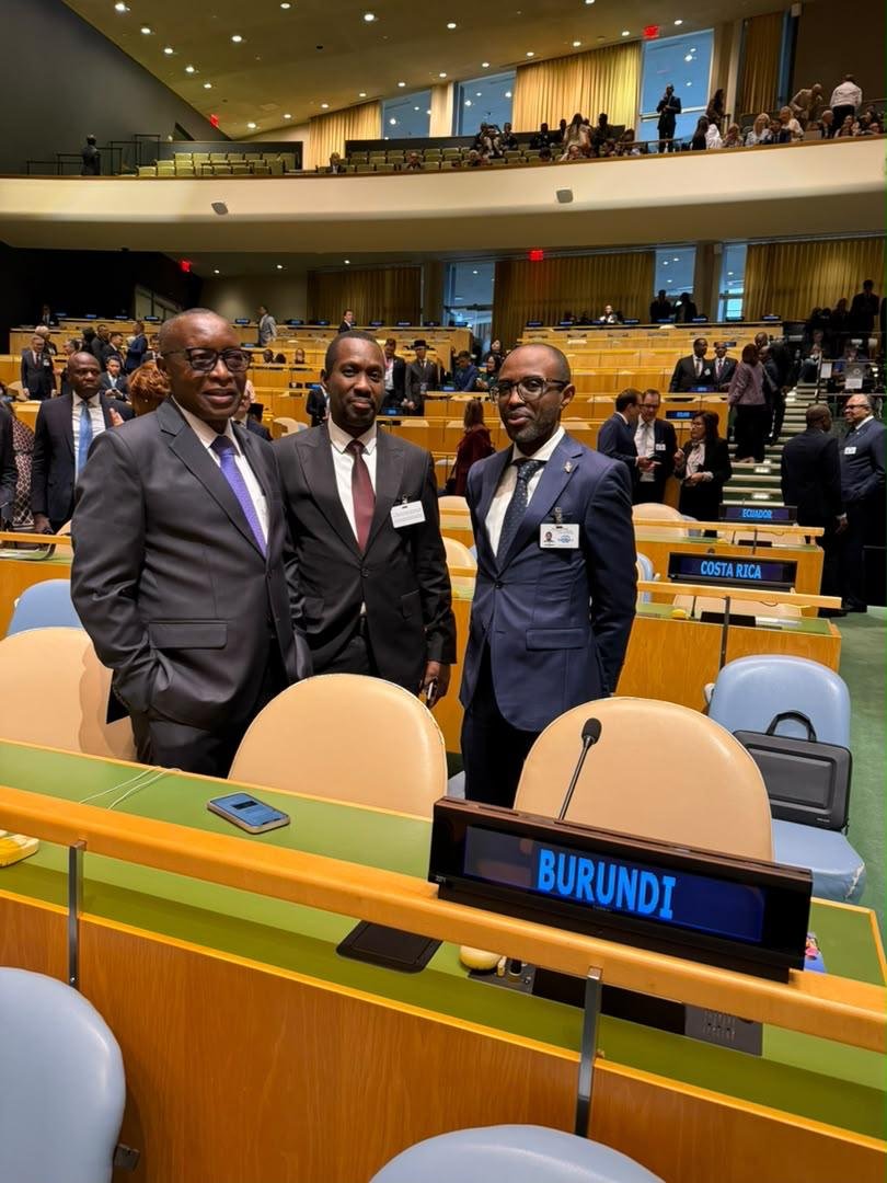 MAEBurundi's tweet photo. Le #Burundi prend part activement aux travaux de la 81ᵉ session de l’Assemblée Générale des Nations Unies.
Outre S.E. le Président de la République du Burundi, également Président en exercice de l’Union Africaine, la délégation burundaise comprend notamment trois Ministres : S.E. Amb. Dr Édouard BIZIMANA, Ministre en charge des Affaires Étrangères, le Pr François Xavier HAVYARIMANA, Ministre en charge de l’Éducation, ainsi que le Dr Alain NDIKUMANA, Ministre en charge des Finances.
La délégation burundaise participe aux travaux et aux différents échanges inscrits à l’agenda de cette session, contribuant ainsi aux discussions sur les questions d’intérêt pour le Burundi, l’Afrique et la communauté internationale. @NtareHouse @BurundiGov @Edbiziman @Burundi_senat