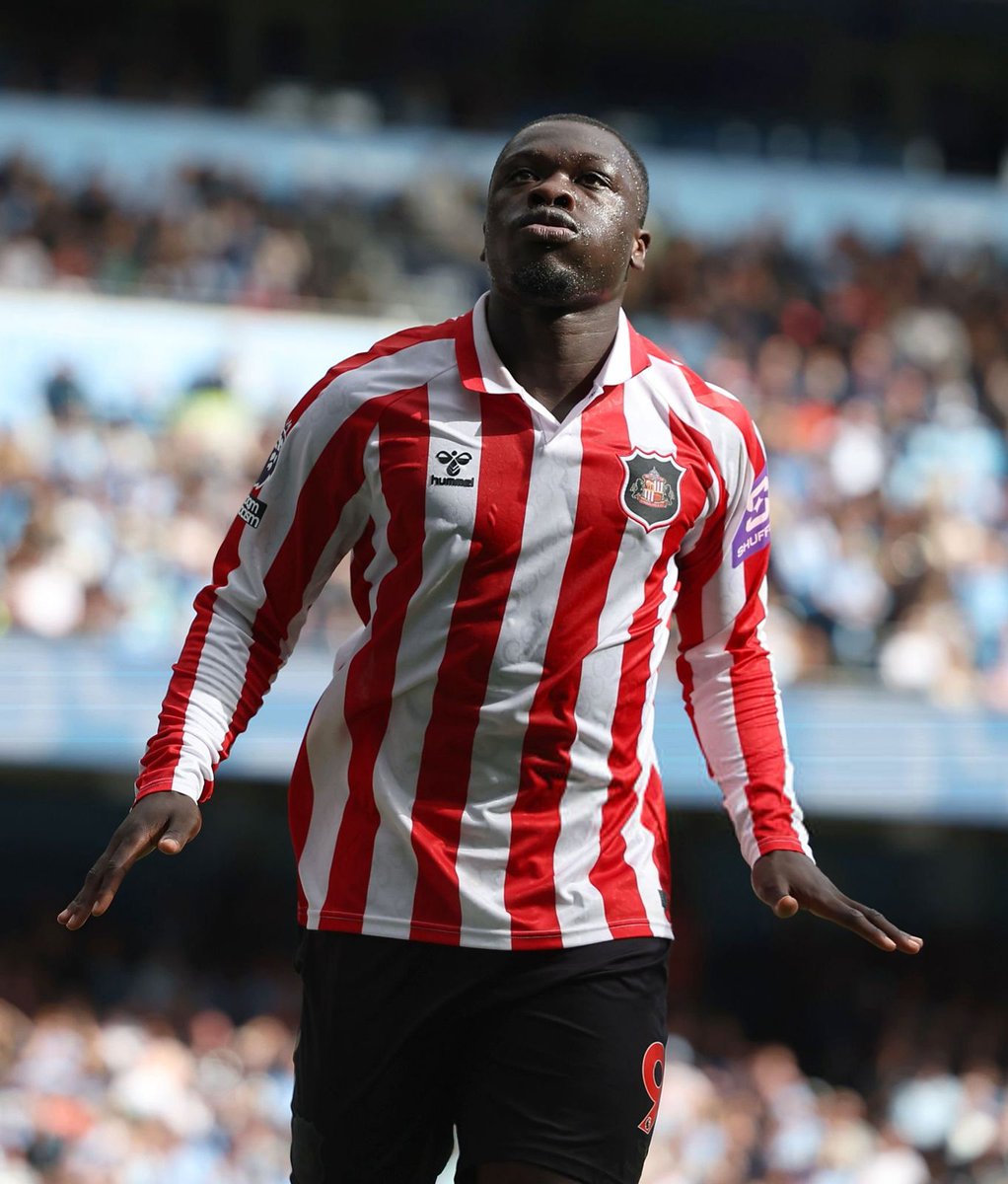 TouchlineX's tweet photo. 🚨 𝗗𝗜𝗗 𝗬𝗢𝗨 𝗞𝗡𝗢𝗪: Brian Brobbey started the game against Manchester City wearing LONG SLEEVES, but noticed Manchester City’s defenders were constantly pulling his shirt and making it difficult for him.

At half-time, he switched to a SHORT-SLEEVE shirt to make it harder for the defenders to grab him.

He then went on to complete his HATTRICK in the second half. 🔥